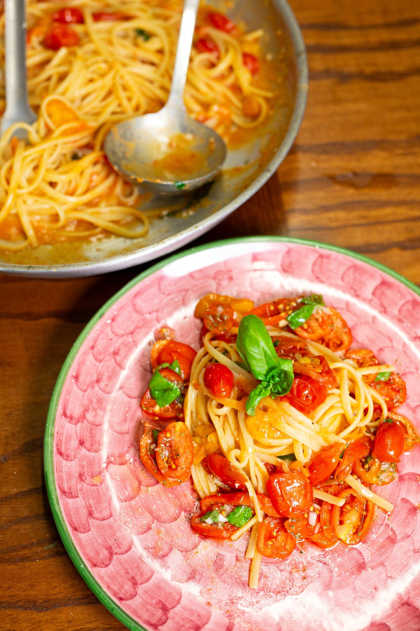 Spaghetti con Filetto di Pomodori Gialli e Rossi Donna Francè serviti su Pomodori del Piennolo all'insalata